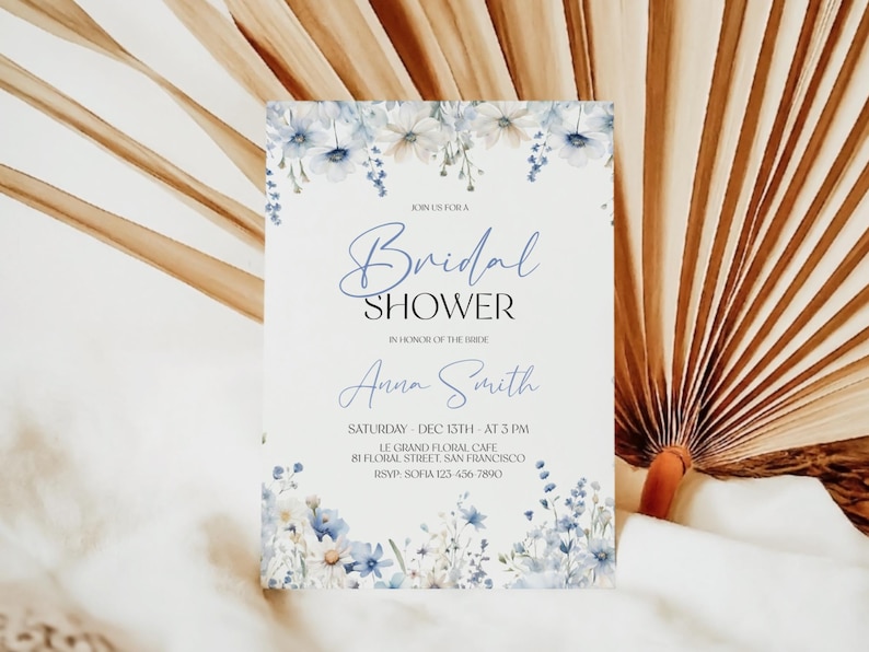 Puede incluir: Una invitaci&oacute;n de ducha nupcial floral azul y blanca con el texto "Join us for a Bridal Shower in honor of the bride Anna Smith. S&aacute;bado, 13 de diciembre a las 3 PM. Le Grand Floral Cafe, 81 Floral Street, San Francisco. RSVP Sofia 123-456-7890"