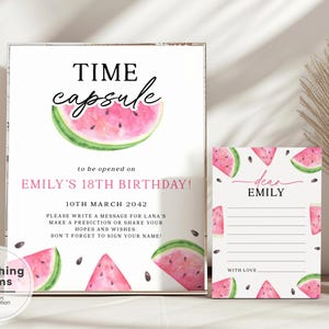 Może przedstawiać: Zestaw znaków i kart z motywem arbuza. Znak głosi "TIME capsule" i "EMILY'S 18TH BIRTHDAY!" z miejscem na wiadomości. Karta jest przeznaczona do osobistej wiadomości.