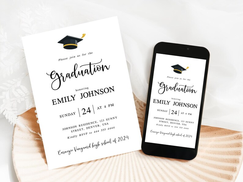 K&ouml;nnte beinhalten: Eine wei&szlig;e Graduationseinladung mit schwarzem Text. Die Einladung ist f&uuml;r die Graduation von Emily Johnson am Sonntag, den 24. um 16:00 Uhr. Die Einladung enth&auml;lt die Adresse und RSVP-Informationen. Die Einladung enth&auml;lt auch eine schwarze Graduationskappe mit einer goldenen Quaste.