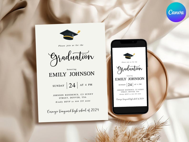 K&ouml;nnte beinhalten: Eine wei&szlig;e Graduationseinladung mit einem schwarzen Graduation-Hut-Symbol. Die Einladung ist f&uuml;r die Graduation von Emily Johnson am Sonntag, den 24. um 16:00 Uhr. Die Einladung enth&auml;lt die Adresse und RSVP-Informationen. Die Einladung befindet sich auf einem wei&szlig;en Hintergrund mit einer braunen Oberfl&auml;che dahinter.
