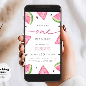 Puede incluir: Una invitación digital para una fiesta de primer cumpleaños con temática de sandía. La invitación presenta una ilustración de acuarela rosa y verde de rodajas de sandía y semillas. El texto dice "Emily tiene un año en una sandía" e incluye la fecha y hora de la fiesta.