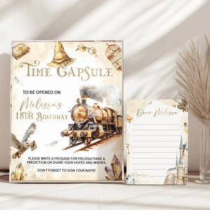 K&ouml;nnte beinhalten: Ein Zeitkapsel-Set mit einer Vintage-Zug-Illustration. Das Hauptschild lautet "Time Capsule" und "Melissas 18. Geburtstag". Enth&auml;lt eine kleinere Karte mit Linien zum Schreiben. Das Design hat einen Aquarellstil mit Sepia-T&ouml;nen.