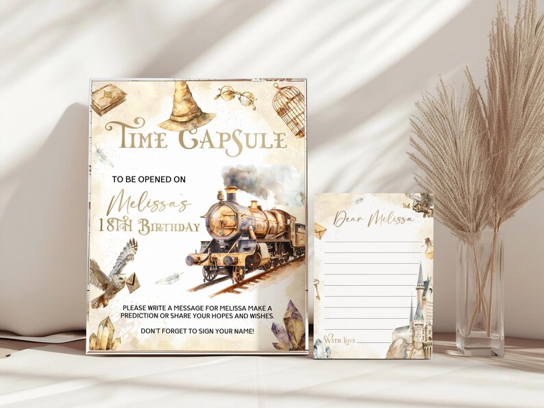 K&ouml;nnte beinhalten: Ein Zeitkapsel-Set mit einer Vintage-Zug-Illustration. Das Hauptschild lautet "Time Capsule" und "Melissas 18. Geburtstag". Enth&auml;lt eine kleinere Karte mit Linien zum Schreiben. Das Design hat einen Aquarellstil mit Sepia-T&ouml;nen.