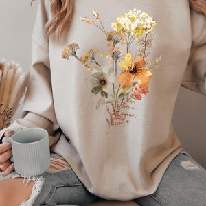 Vintage Pressed Flowers Sweatshirt, Boho Cottagecore Crewneck, Pastel Botanical Floral Pullover, Fairycore Oversized Wildflowers Sweatshirt