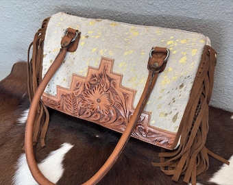 El bolso Nevada-100% Cuero Real y Piel de Vaca con Flecos marrón y lámina dorada.