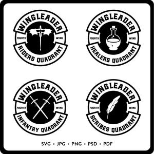 Könnte beinhalten: Vier schwarze und weiße runde Abzeichen mit dem Text "WINGLEADER" und "FOURTH WING" auf jedem Abzeichen. Die Abzeichen sind in vier Quadranten unterteilt, mit dem Text "RIDERS", "HEALERS", "INFANTRY" und "SCRIBES" in jedem Quadranten. Jedes Abzeichen zeigt ein anderes Symbol: einen Drachen, eine Zaubertrankflasche, gekreuzte Schwerter und eine Feder.