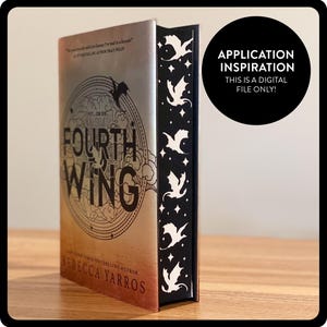 Puede incluir: Una portada de libro con fondo dorado y negro. El título "Fourth Wing" está en un círculo negro con un diseño de dragón. El libro es un libro de bolsillo con una columna vertebral blanca que presenta un patrón repetitivo de dragones. El texto "Fly or Die" está por encima del título. El nombre del autor, "Rebecca Yarros", está en la parte inferior de la portada.