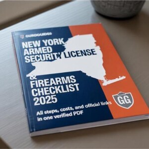 Könnte beinhalten: Ein Buch mit dem Titel "New York Armed Security License & Firearms Checklist 2025" liegt auf einem Tisch. Das Cover ist diagonal geteilt, mit einem blauen und einem orangefarbenen Abschnitt. Der Umriss des Staates New York ist weiß.