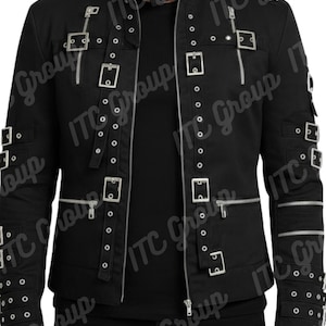 Puede incluir: Chaqueta negra con cremalleras, hebillas y remaches plateados. La chaqueta presenta múltiples correas con hebillas y cremalleras en el pecho y las mangas. Cuello alzado y corte entallado. Una prenda de abrigo elegante.