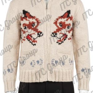Peut inclure: Cardigan crème zippé avec un motif de renard sur le devant. Le pull présente un col, des poignets et un ourlet côtelés, deux poches avant et un motif floral près de l'ourlet. Le motif de renard est rouge, noir et blanc.