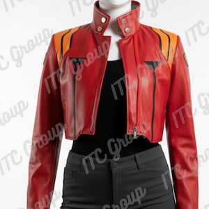 Puede incluir: Chaqueta corta de cuero rojo con detalles en naranja y negro en los hombros. La chaqueta tiene cuello alto, cierre de cremallera y rayas verticales negras. La chaqueta se muestra en un maniquí.