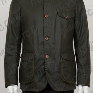 Può includere: Giacca verde scuro con collo alla coreana, quattro bottoni marroni e due tasche frontali. La giacca ha una vestibilità sartoriale e un design classico, adatta a varie occasioni. La giacca è realizzata in un materiale resistente e idrorepellente.