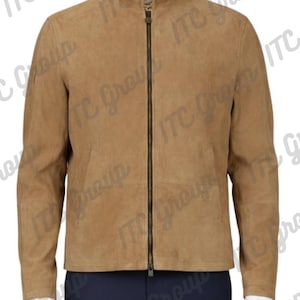 Puede incluir: Chaqueta de ante color canela con cuello alzado y cremallera completa. La chaqueta tiene mangas largas y un corte entallado. La chaqueta se exhibe en un maniquí blanco. La chaqueta se combina con pantalones azul marino.