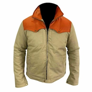 Peut inclure: Veste beige avec empiècement et col orange. La veste a deux poches avant, une fermeture éclair et des boutons aux poignets. La veste est de couleur neutre et a un aspect matelassé.