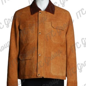 Op de afbeelding: Een bruin suède jasje met een bruine kraag en vier voorzakken. De jas heeft een knoopsluiting en wordt op een mannequin gepresenteerd. Het is een klassieke stijl.