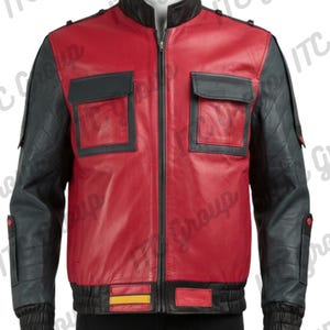 Puede incluir: Chaqueta de cuero roja y negra con cremallera frontal. La chaqueta presenta mangas negras con costuras de diamante, dos bolsillos cuadrados y un cuello negro. El dobladillo inferior tiene un diseño de rayas amarillas y negras.