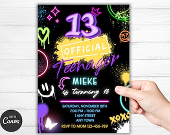 Puede incluir: Invitación negra con elementos de arte graffiti de neón. El diseño incluye el texto "13 OFFICIAL Teenager MIEKE is turning 13" y detalles del evento. La invitación es sostenida por una mano.