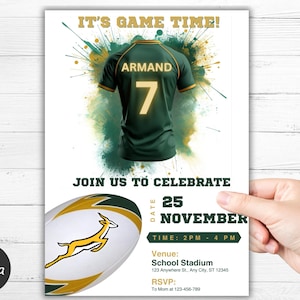 Puede incluir: Una invitación con temática de rugby con una camiseta verde y dorada con el nombre "ARMAND" y el número "7". La invitación incluye el texto "IT'S GAME TIME!" y detalles para una celebración el 25 de noviembre.