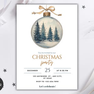 Puede incluir: Una invitación blanca para una fiesta de Navidad con un diseño de acuarela. La invitación presenta un adorno transparente con una escena invernal y el texto "CHRISTMAS party". También se incluye la fecha y la hora.