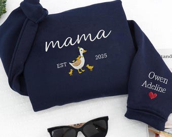 EMBROIDERED benutzerdefinierte Mama Gans Sweatshirt, Mama Ente mit Entenpullover, Mama personalisierte Jahr Rundhalsausschnitt, Alberne Gans, Muttertagsgeschenke