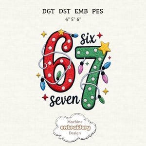 Puede incluir: Un diseño bordado con los números "67" en rojo y verde, adornado con luces de cadena y estrellas. La palabra "six" está encima del "6" y "seven" debajo. El diseño mide aproximadamente 10 cm x 13 cm x 15 cm.