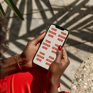 iPhone-skärmmockup PSD – Livsstilsmockup för telefon i händerna – Mall för visning av mobilapp – Skärmmockup för smartphone – Mockup för feminin teknik