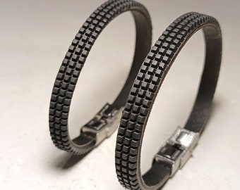 Bracelet unisexe en pneu de vélo fait à la main. Matériau léger, fin, confortable, durable et réglable. Idéal pour un cadeau original
