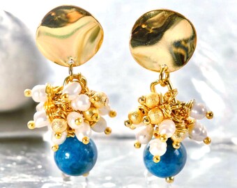 Boucles d'oreilles pendantes en apatite bleue et perle d'eau douce : bijoux faits main en plaqué or 24 carats