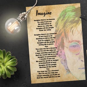 Op de afbeelding: Een vintage-print van John Lennon met de tekst van zijn lied "Imagine" gedrukt op een perkamenten achtergrond. De tekst is in zwarte letters en de afbeelding is in een kleurrijke, abstracte stijl.