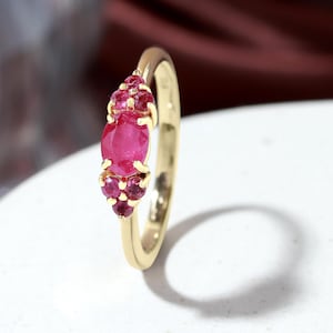 Rubin Ring, Oval Stapelbar Ring i Guldpläterat 925 Sterling Silver, Röd Natursten, Månadssten Juli, Löftesring