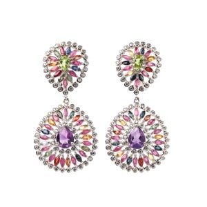 Peut inclure: Une paire de boucles d'oreilles en argent avec un motif floral. Chaque boucle d'oreille présente un groupe de pierres précieuses colorées en forme de goutte, dont de l'améthyste, entouré de petites pierres. Fermeture à tige et poussette.