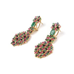 Peut inclure: Une paire de boucles d'oreilles pendantes dorées. Chaque boucle d'oreille présente un groupe de pierres précieuses colorées, dont des pierres vertes émeraude, roses et bleues. Les boucles d'oreilles ont un motif floral et une forme de goutte.