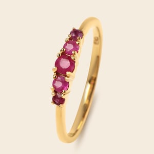 Naturlig Rubinring 18K Guldpläterad, Nätt Promise Ring, Minimalistisk Juli Födelsestensring, Present