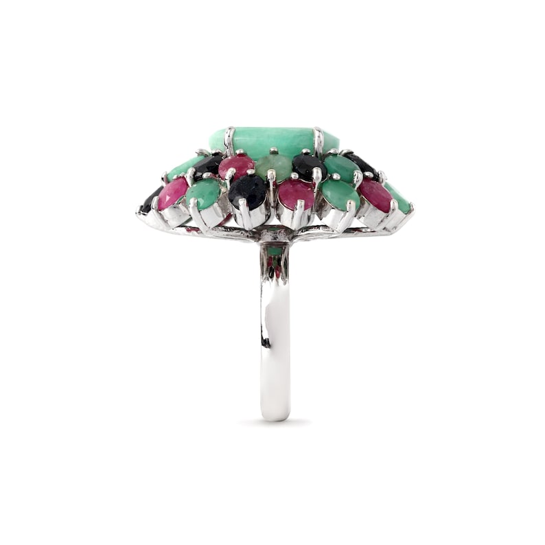 Puede incluir: Un anillo de plata con una gran gema rectangular verde claro en el centro, rodeada de gemas m&aacute;s peque&ntilde;as de colores verde, rojo y negro. La banda del anillo es de plata pulida.