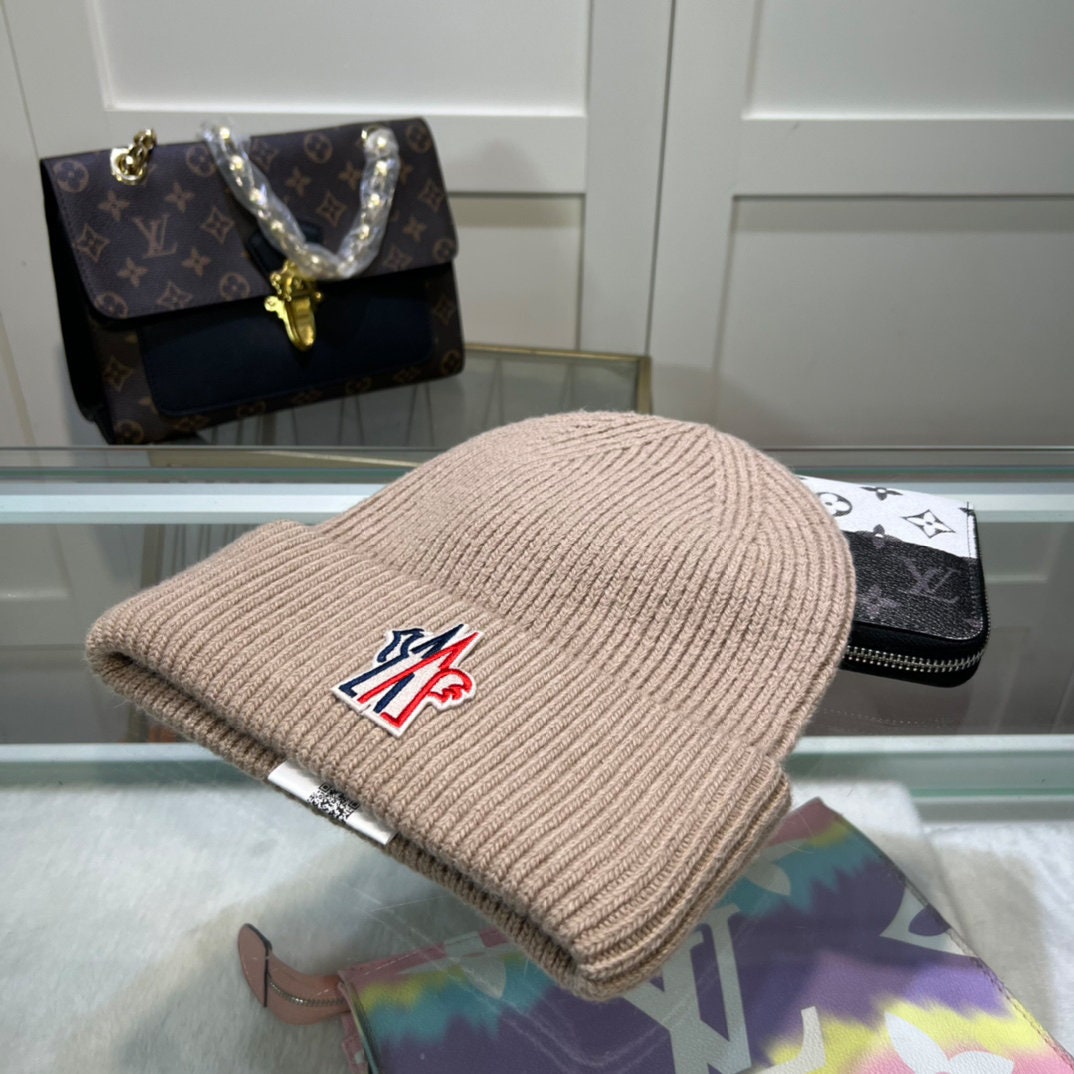 Lv beanie for sale in Co. Dublin for €35 on DoneDeal