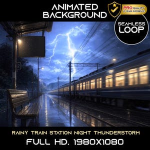 Könnte beinhalten: Animierter Hintergrund eines verregneten Bahnhofs bei Nacht während eines Gewitters. Ein Zug fährt auf den Gleisen vorbei. Das Bild enthält den Text "ANIMATED BACKGROUND", "SEAMLESS LOOP", "RAINY TRAIN STATION NIGHT THUNDERSTORM" und "FULL HD. 1980X1080".