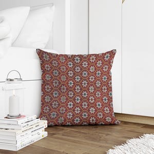 Könnte beinhalten: Set aus drei Keramikbechern mit gesprenkelter, matter Oberfläche. Die Becher sind in Creme-, Hellgrau- und Dunkelgrautönen gehalten. Jede Tasse hat ein schlichtes, minimalistisches Design.