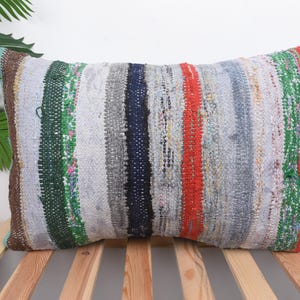 Kussen voor bank, handgemaakt kelimkussen, 16 x 24 interieurontwerper kussen, bohokussen, blauwe kussensloop, geborduurd lendekussen,