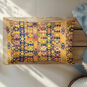 Puede incluir: Un letrero de madera hecho a mano con la palabra "Bienvenido" en una fuente juguetona. El letrero está pintado de blanco con un acabado envejecido y presenta un diseño floral en tonos rosas y verdes. Mide aproximadamente 30 cm de ancho.