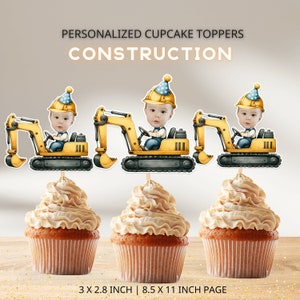 Op de afbeelding: Drie gele cupcake-toppers in de vorm van bouwvoertuigen met een gepersonaliseerde foto van een kind met een bouwvakkerspet. Elke topper is 3 x 2,8 inch en de pagina is 8,5 x 11 inch.
