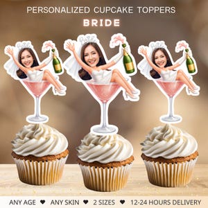 Może przedstawiać: Babeczki z personalizowanymi topperami Panny Młodej. Każdy topper przedstawia kreskówkową pannę młodą w kieliszku do martini z butelką szampana. Babeczki mają białe lukier i brązowe papilotki. Tekst na zdjęciu brzmi "PERSONALIZED CUPCAKE TOPPERS BRIDE".