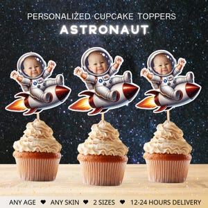 Topper per cupcake con volto di astronauta personalizzato, topper per foto di neonato, decorazioni per compleanno a tema razzo spaziale, decorazioni per compleanno "Around the Sun", file digitale