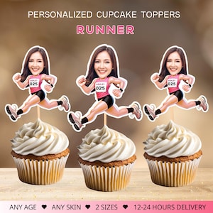 Puede incluir: Tres toppers de cupcake personalizados con un corredor de dibujos animados con el texto "Ashley 025". Los toppers están encima de cupcakes con glaseado blanco.