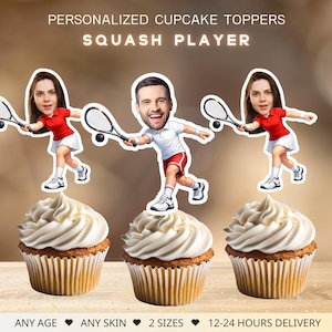 Op de afbeelding: Gepersonaliseerde cupcake toppers met squashspelers. De toppers tonen cartoonfiguren in rode en witte sportkleding, die rackets en een bal vasthouden. De cupcakes hebben een werveling van witte glazuur. Tekst op de afbeelding luidt "PERSONALIZED CUPCAKE TOPPERS SQUASH PLAYER".