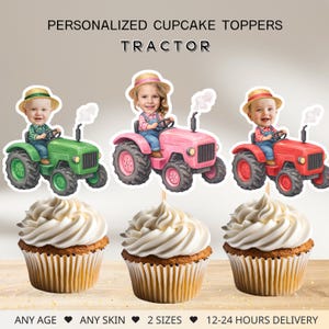 Könnte beinhalten: Personalisierte Cupcake-Topper mit Kindern, die Traktoren in Grün, Rosa und Rot fahren. Der Text "PERSONALIZED CUPCAKE TOPPERS TRACTOR" ist zu sehen. Jeder Topper befindet sich auf einem Cupcake mit weißem Zuckerguss.