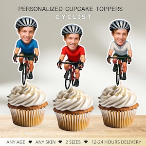 Puede incluir: Tres cupcakes cubiertos con adornos personalizados de ciclistas. Cada adorno presenta un ciclista de dibujos animados con casco y maillot de ciclismo, montando en bicicleta. El texto "PERSONALIZED CUPCAKE TOPPERS CYCLIST" está en la parte superior. Los cupcakes tienen glaseado blanco.