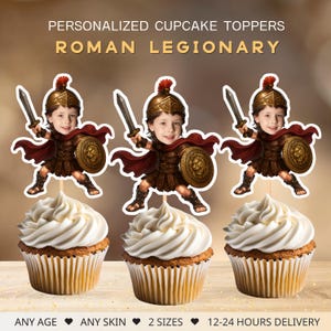 Puede incluir: Adornos para cupcakes personalizados con diseño de legionario romano. Los adornos muestran a un niño con armadura romana, sosteniendo una espada y un escudo, con el texto "PERSONALIZED CUPCAKE TOPPERS ROMAN LEGIONARY". Los cupcakes tienen glaseado blanco.