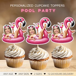 Könnte beinhalten: Drei rosa Flamingo-Schwimmreifen-Cupcake-Topper mit einem Frauenkopf auf jedem. Die Topper befinden sich auf Cupcakes mit weißem Frosting. Der Text "Personalized Cupcake Toppers Pool Party" befindet sich oben im Bild.