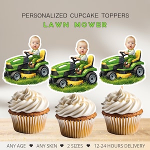 Pode incluir: Cupcakes com cobertura branca e toppers personalizados de cortador de relva com um bebé. Os toppers são verdes e amarelos, com o texto "PERSONALIZED CUPCAKE TOPPERS LAWN MOWER". Os cupcakes estão sobre uma superfície de madeira.