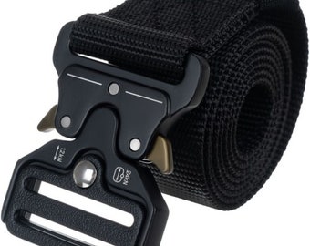 Puede incluir: Cinturón táctico negro con una hebilla de metal negro. La hebilla tiene un mecanismo de liberación y está etiquetada con "12KN" y "24KN".